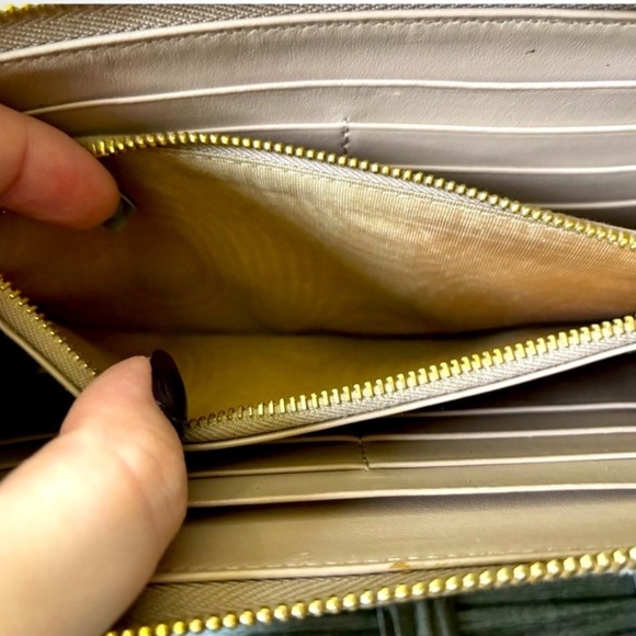 Miu Miu Wallet ! - Picture 6 of 9